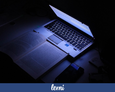 Laptop i książka w nocy